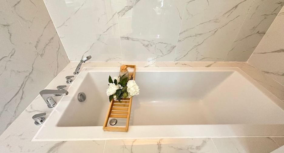For rent and for sale 2 bedrooms condo in Pathum Wan, Bangkok
