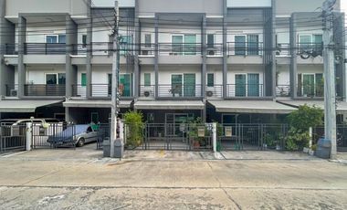 À vendre 3 chambres maison de ville à Prawet, Bangkok