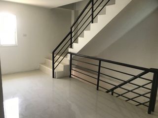 Casa adosada en venta de 6 habitaciones en Mueang Rayong, Rayong