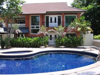 For rent 3 bedrooms house in Watthana, Bangkok
