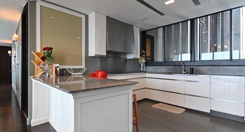 For rent 4 bedrooms condo in Sathon, Bangkok
