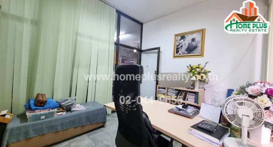 For sale 3 bedrooms condo in Huai Khwang, Bangkok