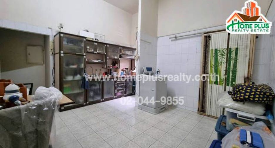 For sale 3 bedrooms condo in Huai Khwang, Bangkok