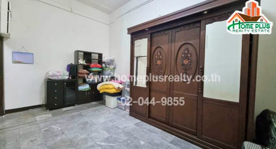 For sale 3 bedrooms condo in Huai Khwang, Bangkok
