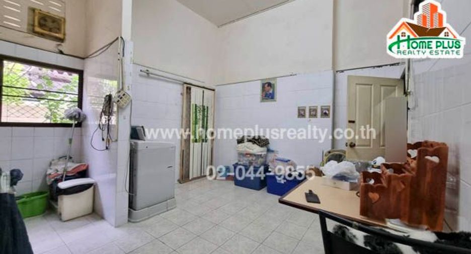 For sale 3 bedrooms condo in Huai Khwang, Bangkok