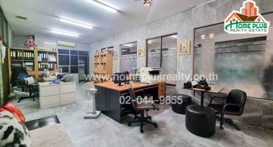 For sale 3 bedrooms condo in Huai Khwang, Bangkok