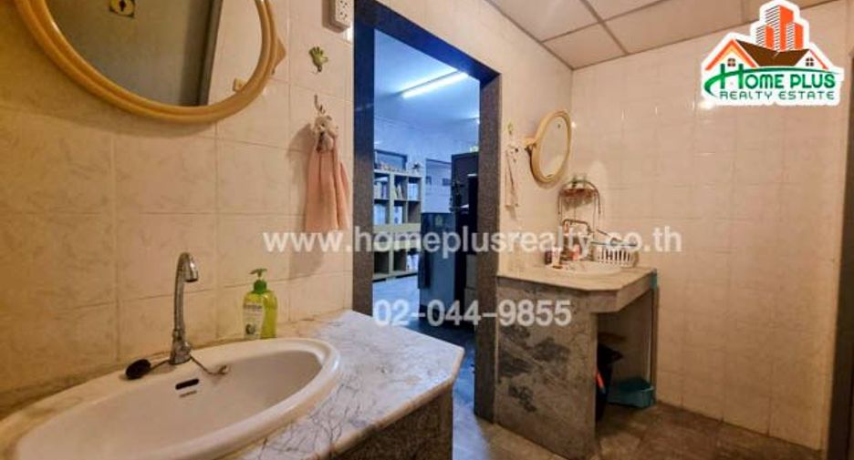 For sale 3 bedrooms condo in Huai Khwang, Bangkok