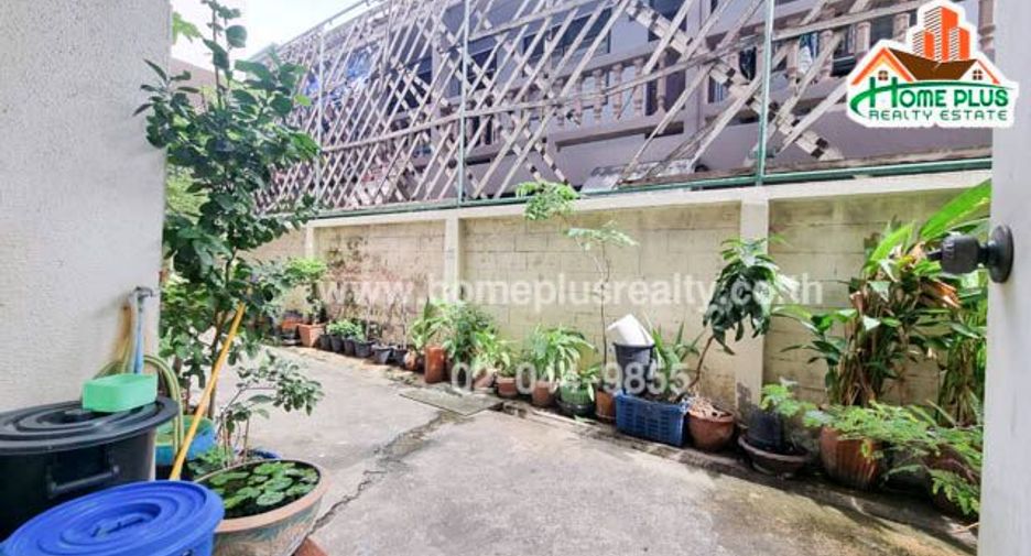 For sale 3 bedrooms condo in Huai Khwang, Bangkok