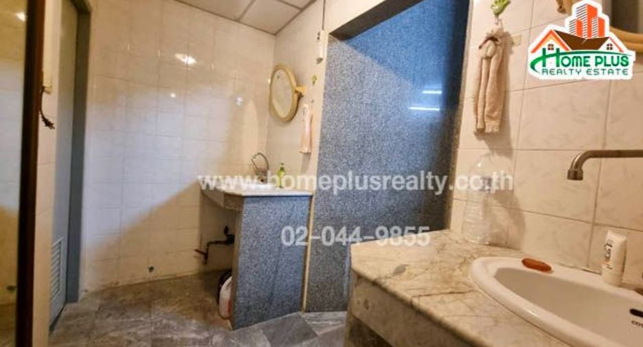 For sale 3 bedrooms condo in Huai Khwang, Bangkok
