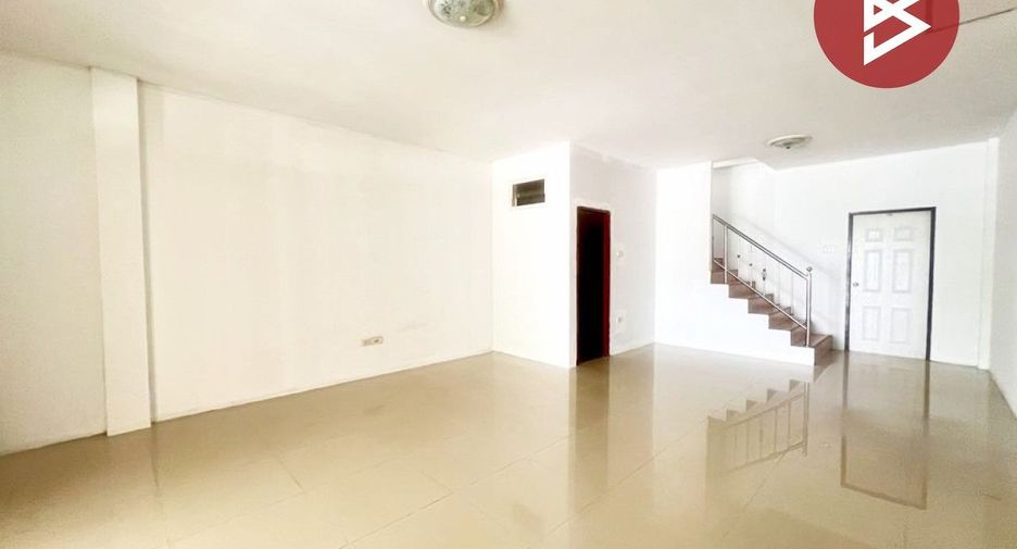 For sale 3 bed townhouse in Phanat Nikhom, Chonburi