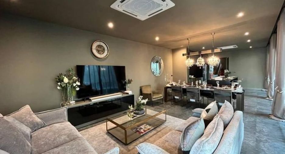 For sale 4 ベッドルーム house in Lat Phrao, Bangkok