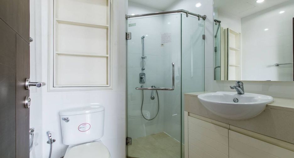 Condo en alquiler y en venta de 3 habitaciones en Khlong Toei, Bangkok