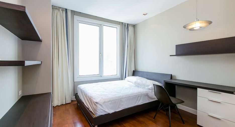 Condo en alquiler y en venta de 3 habitaciones en Khlong Toei, Bangkok