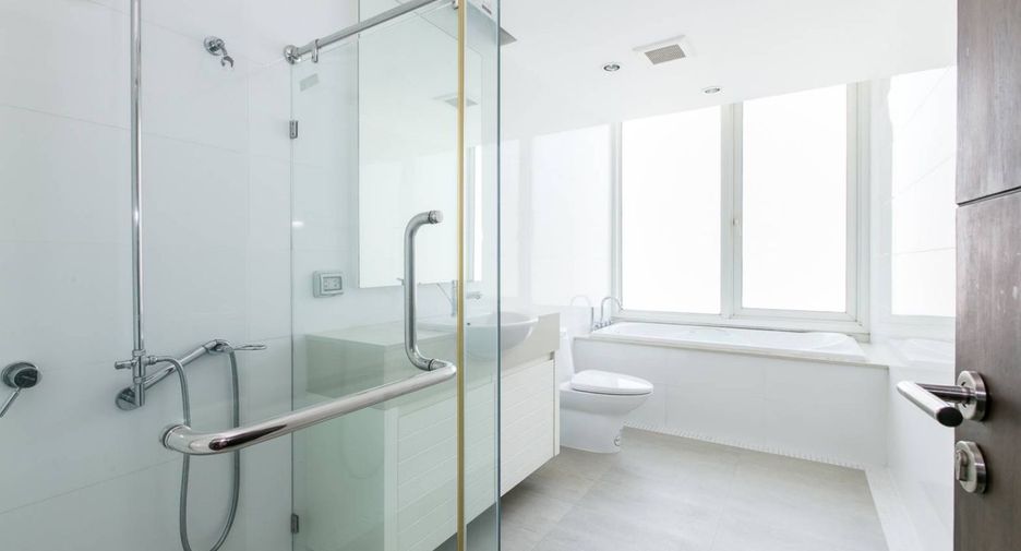 Condo en alquiler y en venta de 3 habitaciones en Khlong Toei, Bangkok
