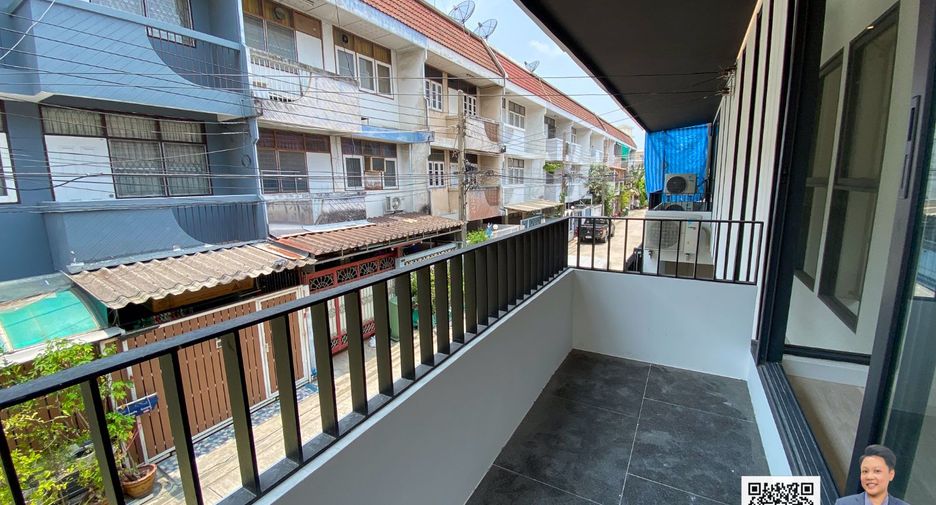 For sale 2 bedrooms townhouse in Watthana, Bangkok