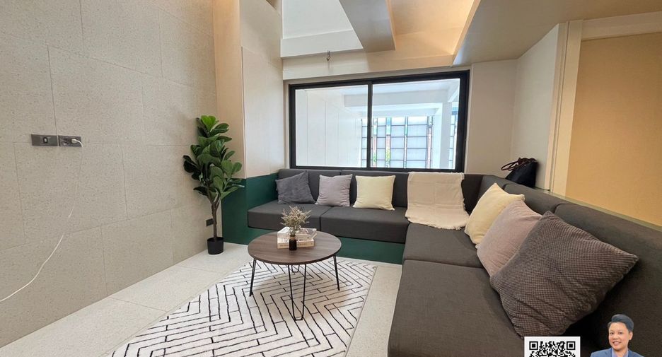 For sale 2 bedrooms townhouse in Watthana, Bangkok