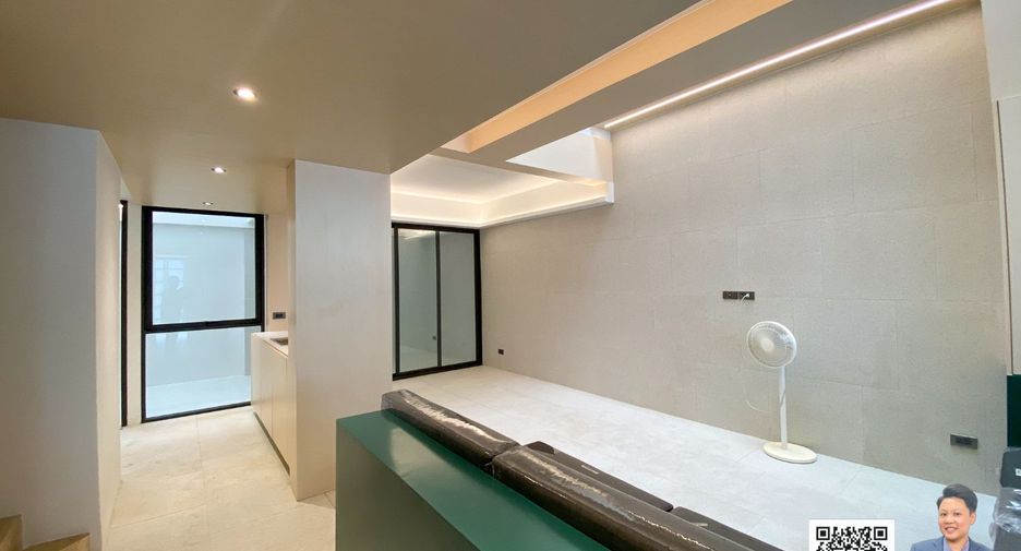 For sale 2 bedrooms townhouse in Watthana, Bangkok