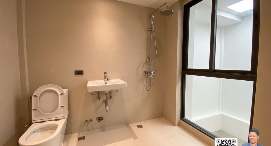 For sale 2 bedrooms townhouse in Watthana, Bangkok
