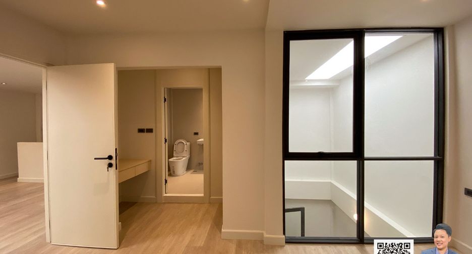 For sale 2 bedrooms townhouse in Watthana, Bangkok