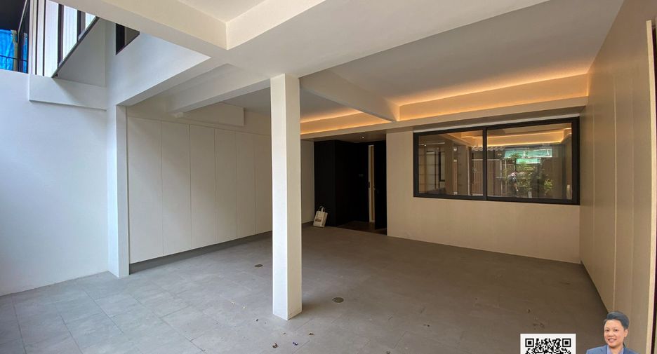For sale 2 bedrooms townhouse in Watthana, Bangkok