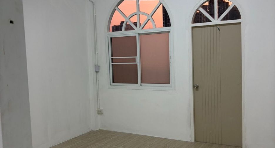 For rent 2 bedrooms retail Space in Phasi Charoen, Bangkok