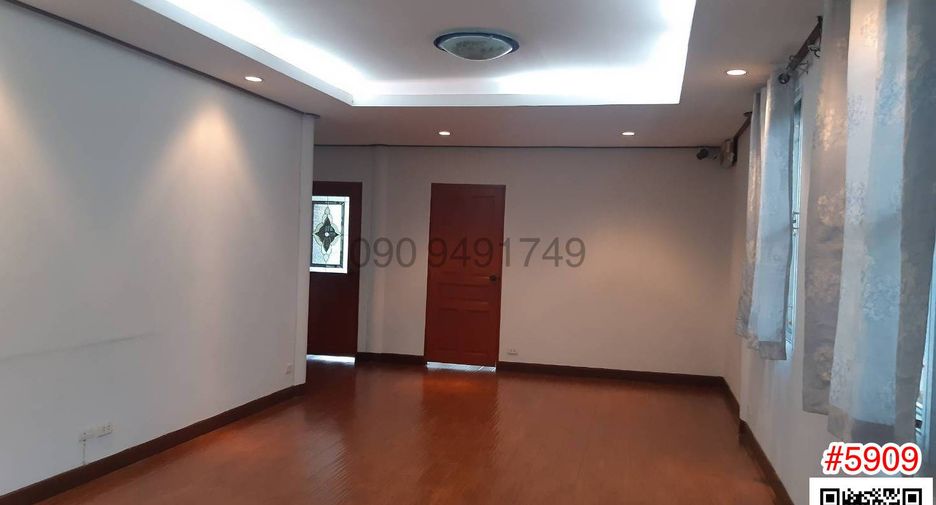 For rent 3 Beds house in Lat Phrao, Bangkok