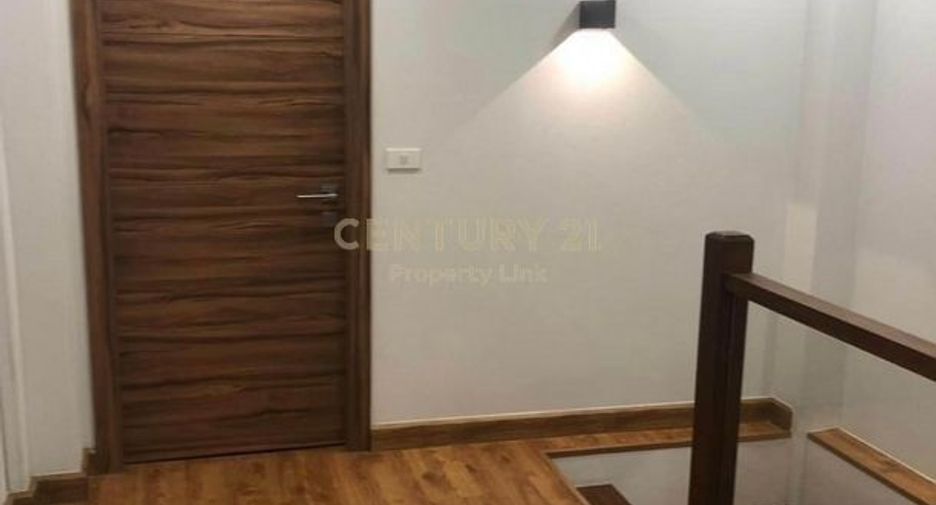 For rent 3 bedrooms townhouse in Watthana, Bangkok