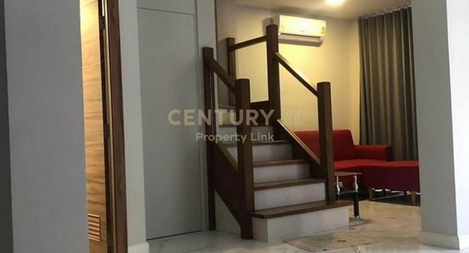 For rent 3 bedrooms townhouse in Watthana, Bangkok
