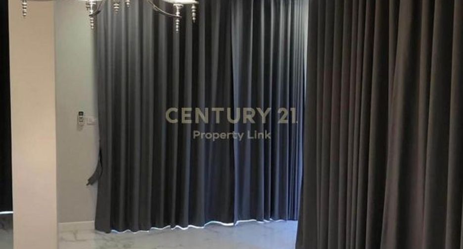 For rent 3 bedrooms townhouse in Watthana, Bangkok