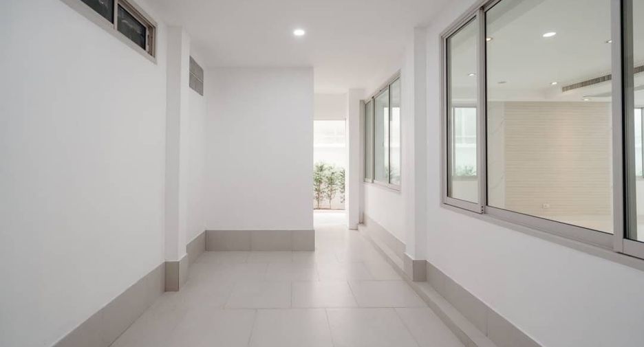 Casa adosada en venta de 4 habitaciones en Watthana, Bangkok