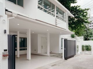 For sale 4 bedrooms townhouse in Watthana, Bangkok