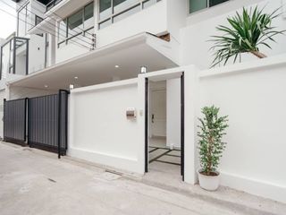 For sale 4 bedrooms townhouse in Watthana, Bangkok