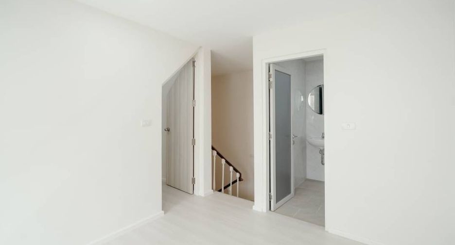 Casa adosada en venta de 4 habitaciones en Watthana, Bangkok