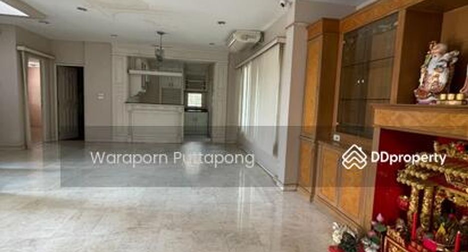 出售 4 卧室 独立屋 在 Phra Khanong, 曼谷