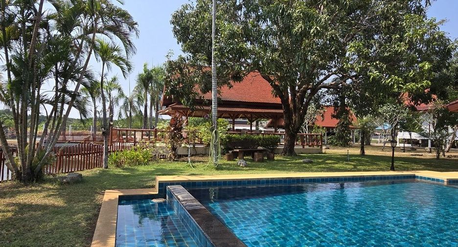 For sale 6 bedrooms house in Mueang Chanthaburi, Chanthaburi