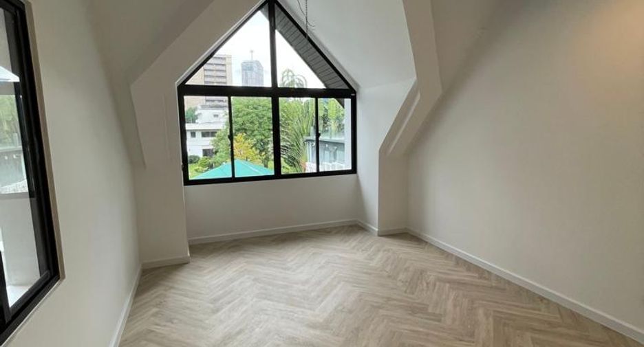 For sale 3 bedrooms townhouse in Watthana, Bangkok