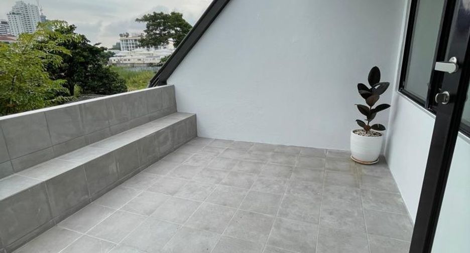 For sale 3 bedrooms townhouse in Watthana, Bangkok
