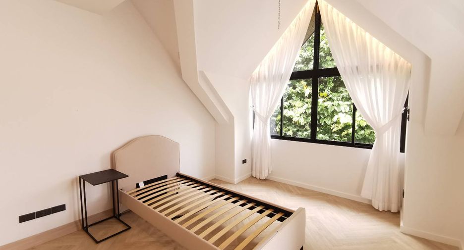 For sale 3 bedrooms townhouse in Watthana, Bangkok