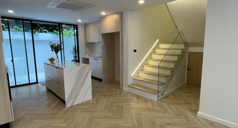 For sale 3 bedrooms townhouse in Watthana, Bangkok