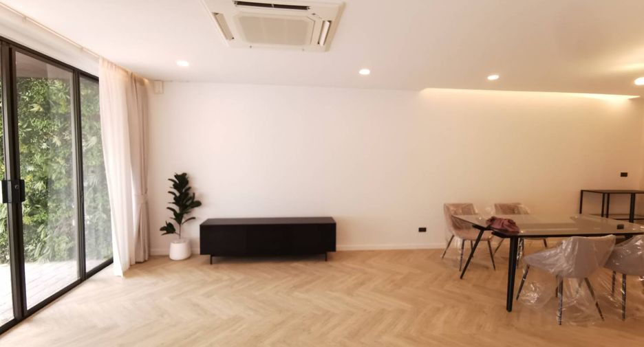 For sale 3 bedrooms townhouse in Watthana, Bangkok