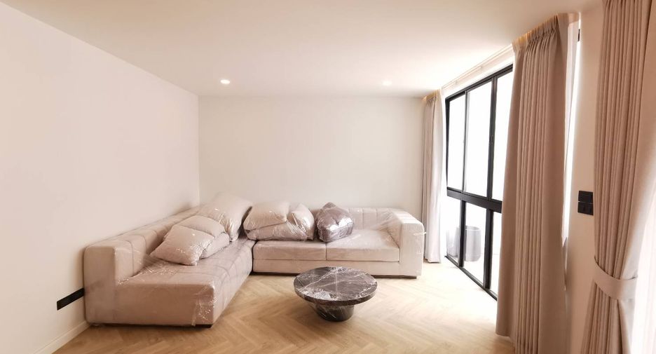 For sale 3 bedrooms townhouse in Watthana, Bangkok