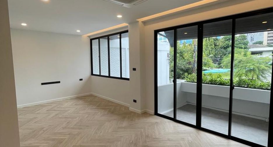 For sale 3 bedrooms townhouse in Watthana, Bangkok