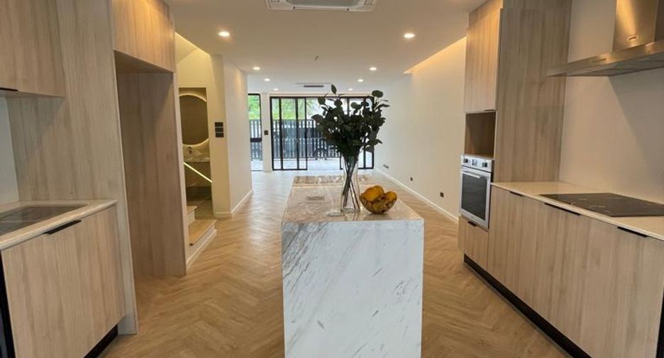 For sale 3 bedrooms townhouse in Watthana, Bangkok