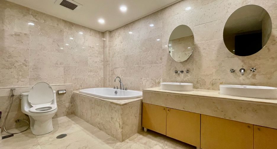 For rent 2 bedrooms condo in Khlong Toei, Bangkok
