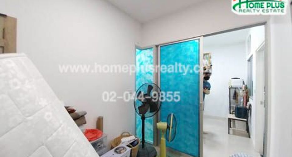 Casa adosada en venta de 3 habitaciones en Lat Krabang, Bangkok
