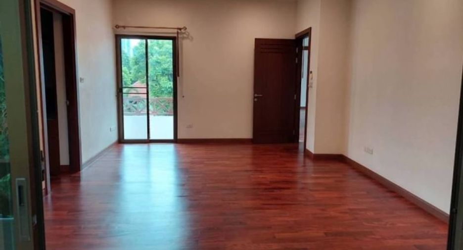 Haus zur Miete mit 4 Zimmer in Watthana, Bangkok