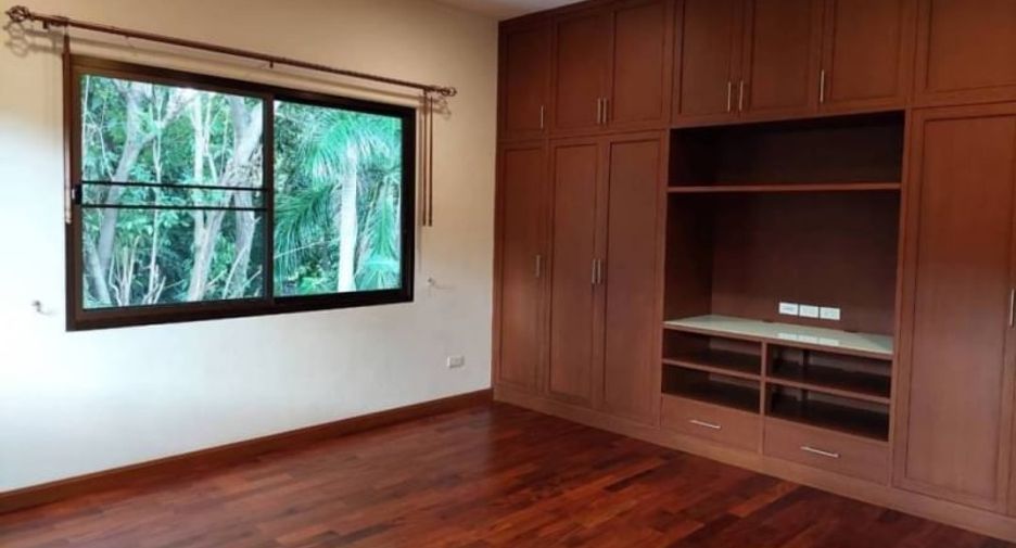Haus zur Miete mit 4 Zimmer in Watthana, Bangkok