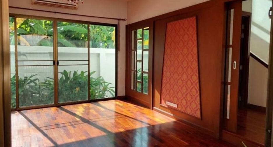 Haus zur Miete mit 4 Zimmer in Watthana, Bangkok