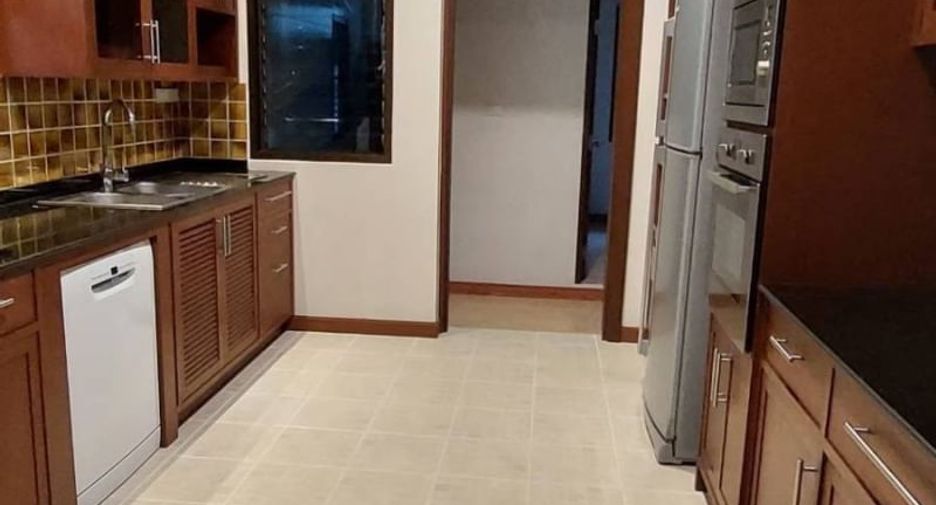 Haus zur Miete mit 4 Zimmer in Watthana, Bangkok