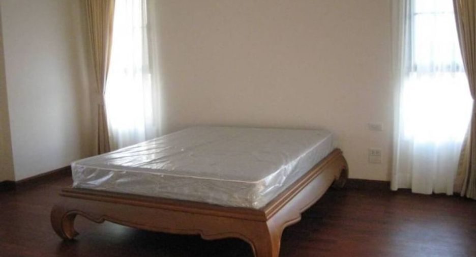 Haus zur Miete mit 4 Zimmer in Watthana, Bangkok